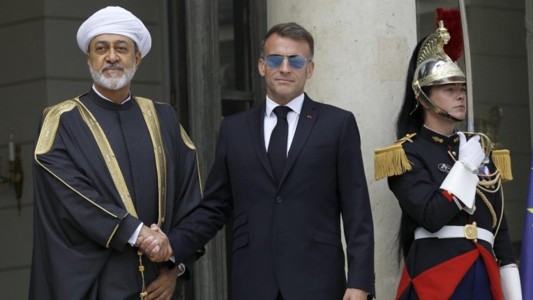 سلطان عُمان والرئيس الفرنسي يبحثان التطورات الإقليمية